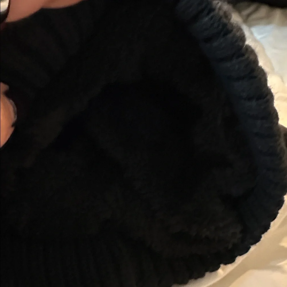 Ugg beanie Black with Pom Pom - Picture 5 of 6